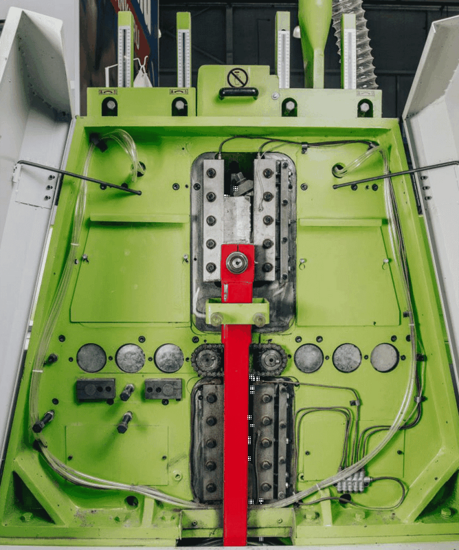 QUADRO.  Литая станина станка  Станок имеет большой вес и высокую виброустойчивость  Это позволяет получать продукцию высокой точности  Так же это способствует повышенному ресурсу пильных полотен до заточки 