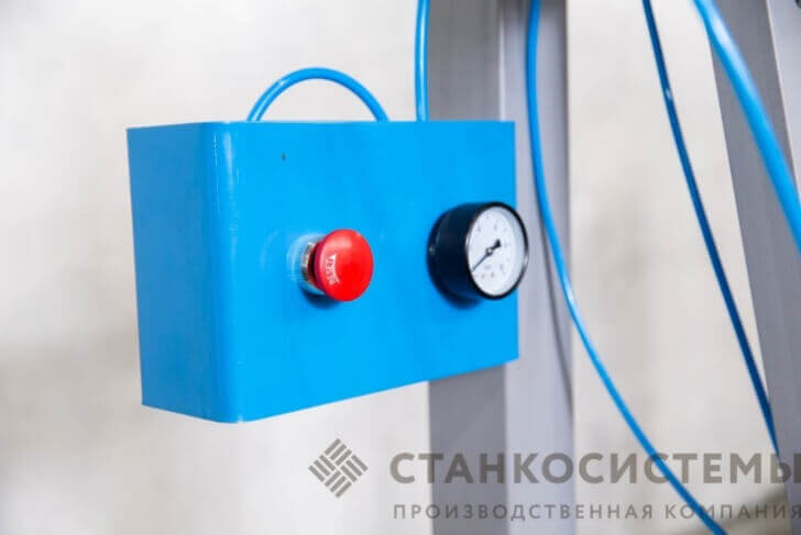 товара 
 
 Кнопочный пневмораспределитель облегчает работу с ваймой  
 Манометр позволяет визуально контролировать рабочее давление в системе  
 
