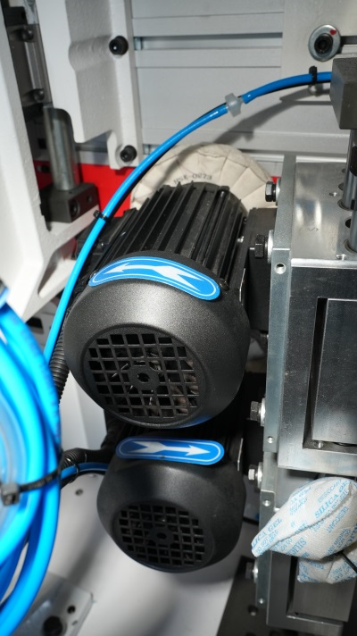 ALTESA SUPERSET NC 5650RF SERVO  Узел полировки 
 Удаляет излишки клея, делает кромочную ленту более гладкой и чистой 
