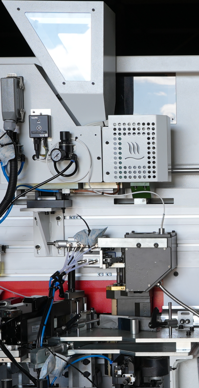 ALTESA SUPERSET NC 5650RF SERVO  Верхняя клеевая ванна 
 Самостоятельно разработанная конструкция обеспечивает более равномерную передачу температуры, высококачественный высокопроизводительный нагревательный элемент обеспечивает более стабильную ...