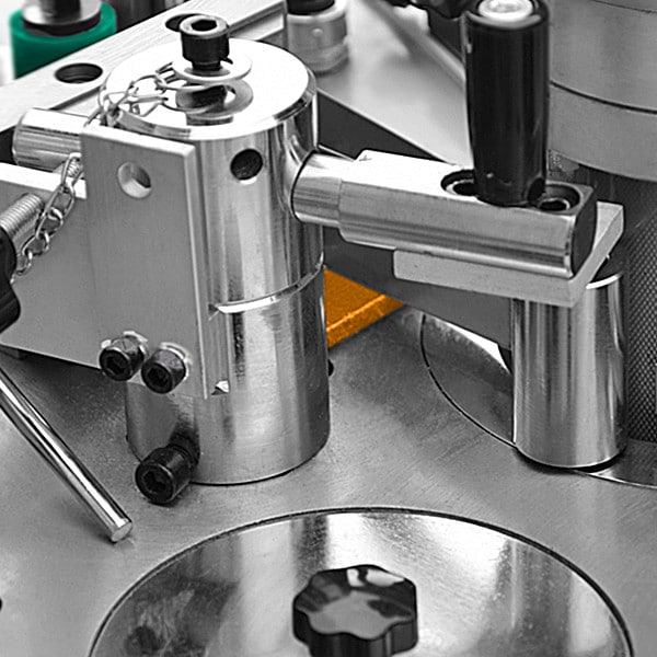 TS 516A  Узел предварительной обрезки кромки  Предварительная обрезка кромочного материала осуществляется с помощью ножа-гильотины, перемещаемого пневмо-цилиндром 